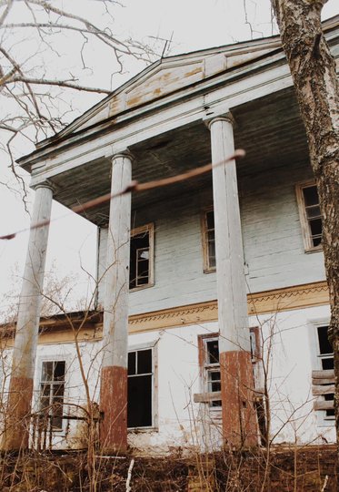 Дерев’яні колони парадного входу (фото «Спадщина.UA»)