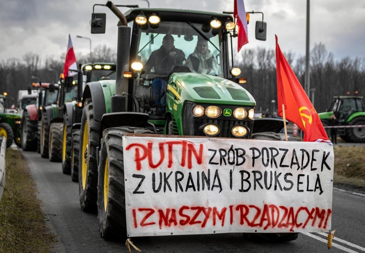 МЗС Польщі відреагувало на скандальний проросійський банер на протесті фермерів