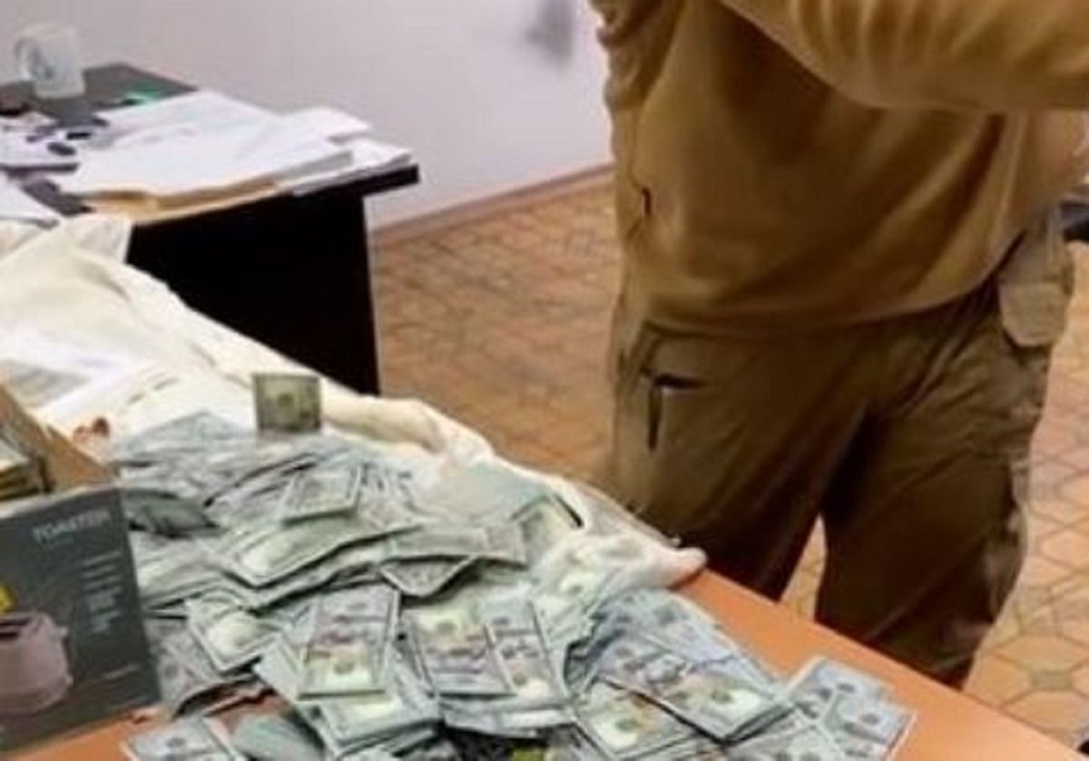 У екс-голови Чернігівської обласної ВЛК під час обшуків виявили майже мільйон доларів