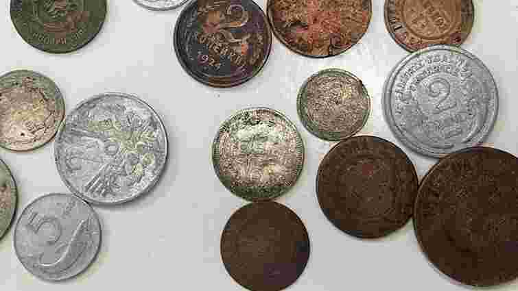 Буковинець намагався вивезти до Румунії старовинні монети та «Кобзар» 1942 року