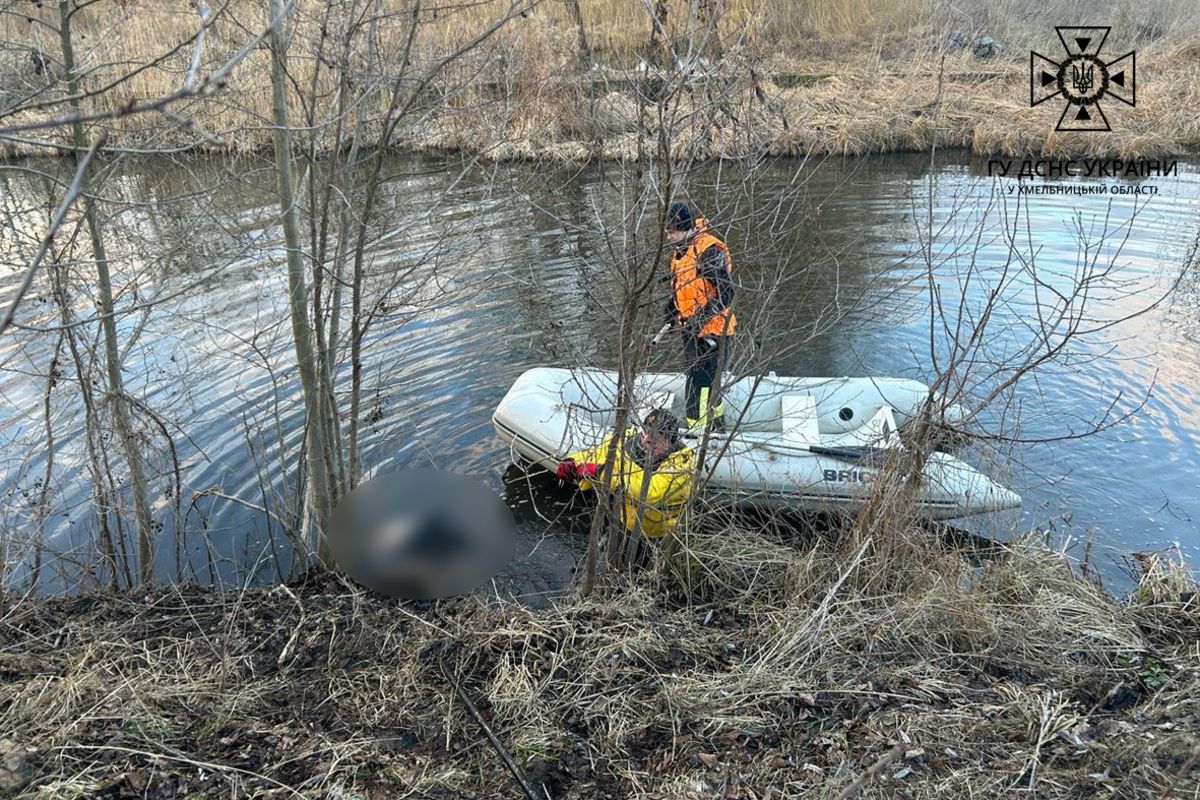 Зі штучної водойми на Хмельниччині дістали тіло чоловіка