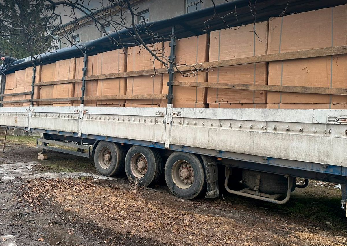 В Чернівцях детективи БЕБ на автобазі виявили фуру з 11 тоннами тютюну
