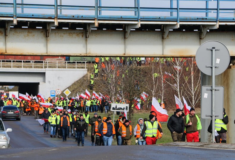 Польські мітингувальники спускаються із залізничних колій (Фото ZAXID.NET)