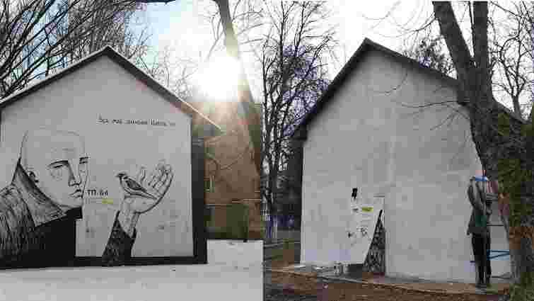 В Ужгороді працівники обленерго зафарбували мурал харківського художника Гамлета Зіньковського
