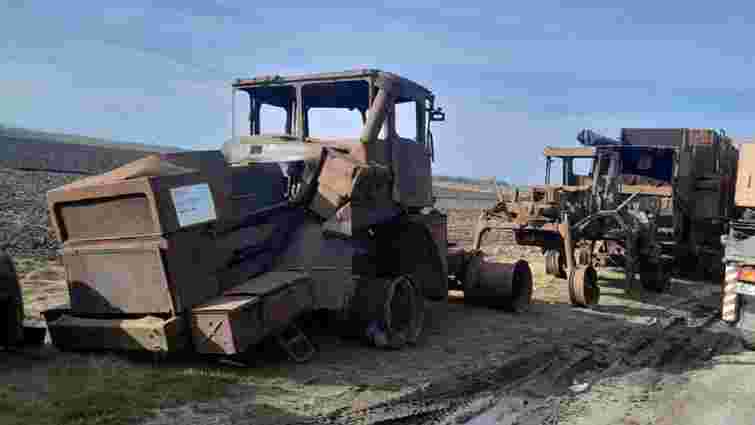 Українські фермери виставили на кордоні з Польщею знищену аграрну техніку