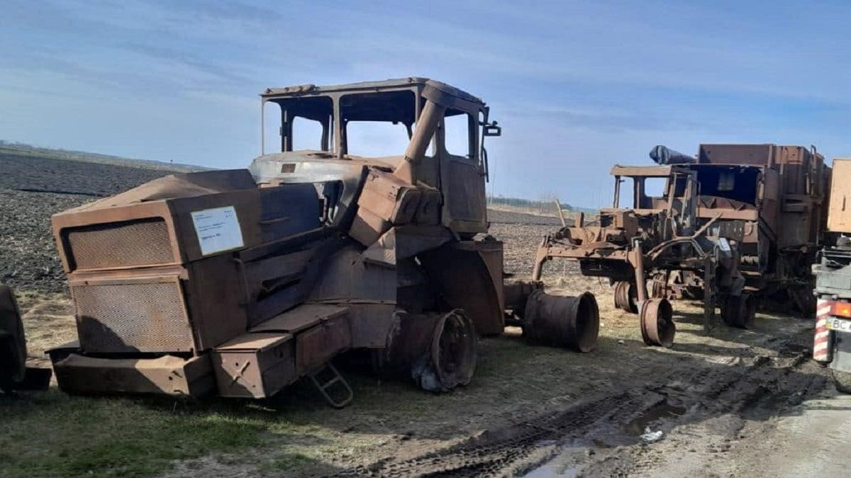 Українські фермери виставили на кордоні з Польщею знищену аграрну техніку