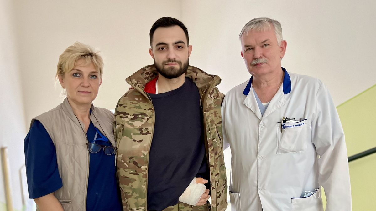 Закарпатські лікарі врятували руку 21-річному військовослужбовцю