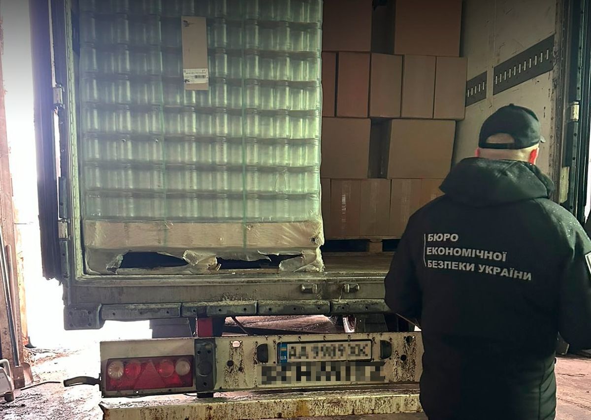 Чернівецькі правоохоронці виявили вантажівку з контрабандними сигаретами на суму 34 млн грн