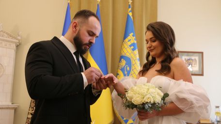 У кабінеті міського голови Львова провели церемонію одруження. Фото дня