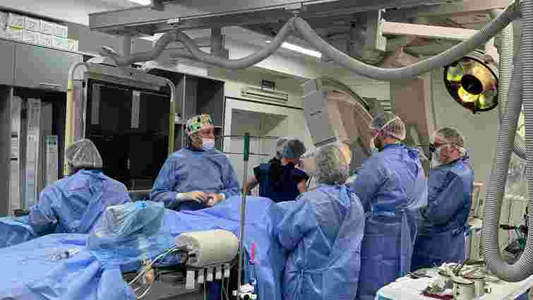 На Рівненщині лікарі вперше замінили клапан на працюючому серці