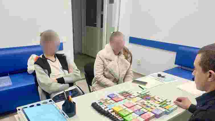 В Ужгороді покарали батьків підлітків, які продавали школярам електронні сигарети