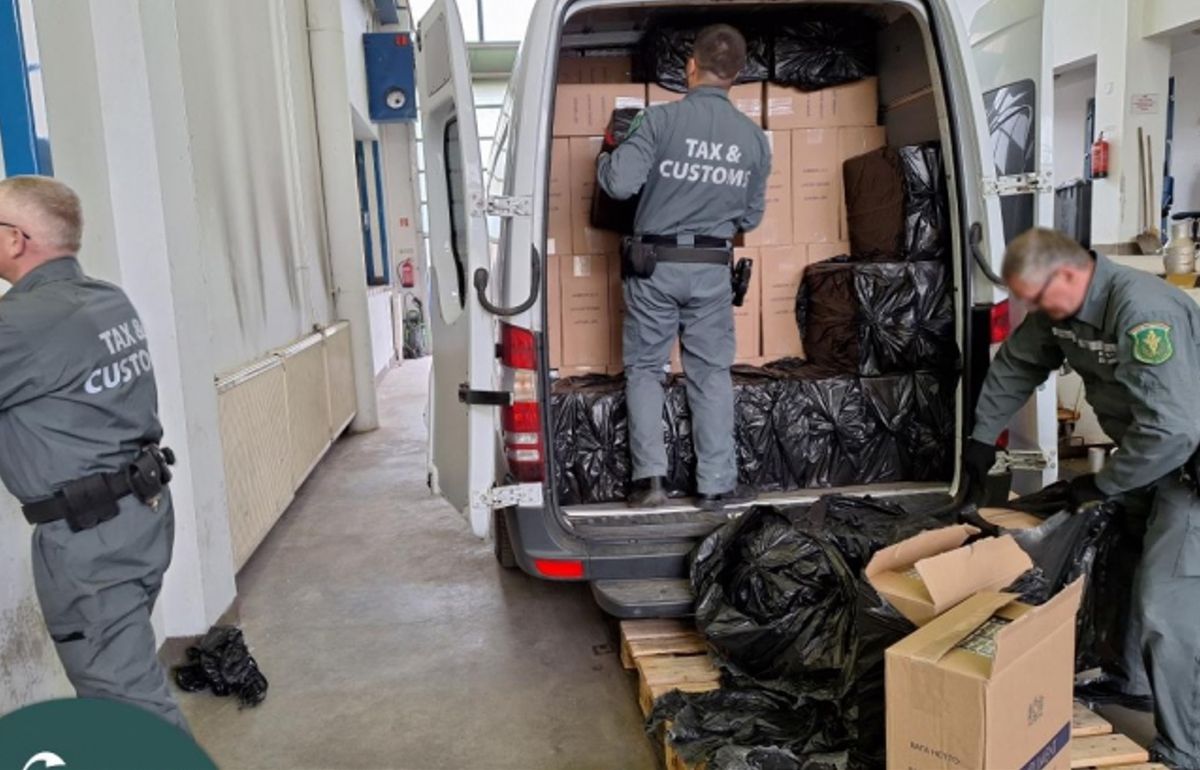 Угорські митники виявили в авто української дипломатки 141 тис. пачок сигарет