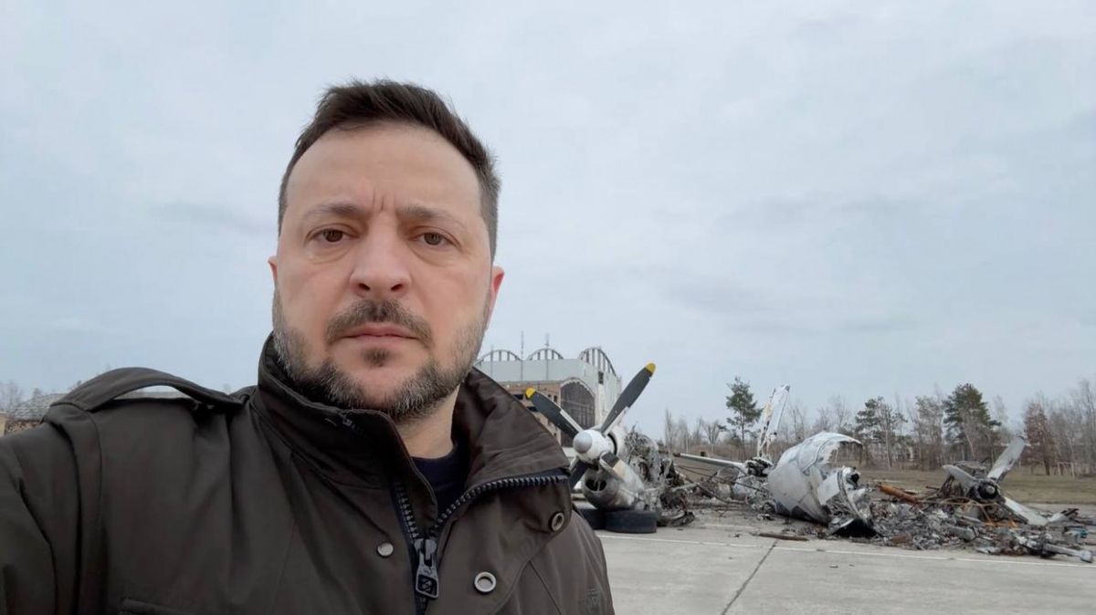 Володимир Зеленський звернувся до українців з аеродрому у Гостомелі 