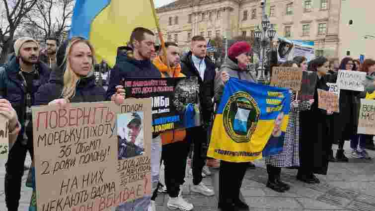 Кілька десятків родичів полонених бійців вийшли на акцію в центрі Львова
