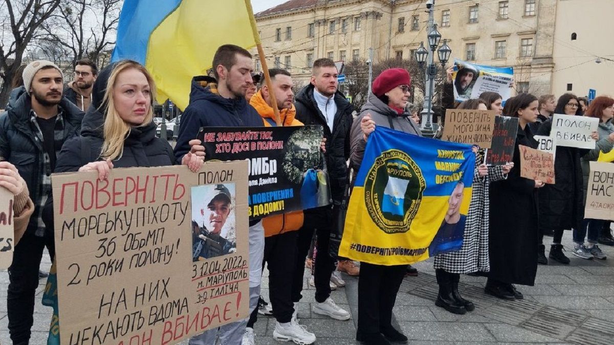 Кілька десятків родичів полонених бійців вийшли на акцію в центрі Львова