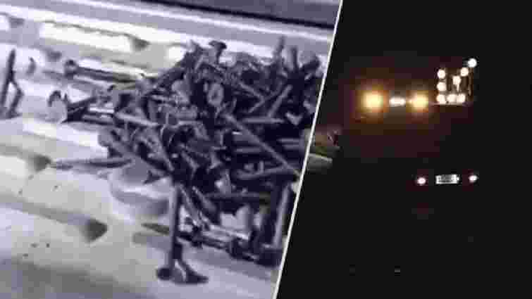 Українські водії виявили розсипані цвяхи на дорозі біля кордону у Польщі