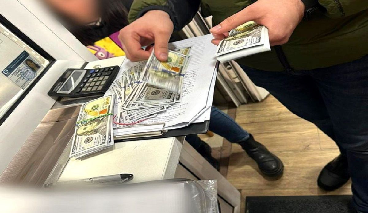 Двох депутатів Бібрської міськради затримали на хабарі 15 тис. доларів від підприємця