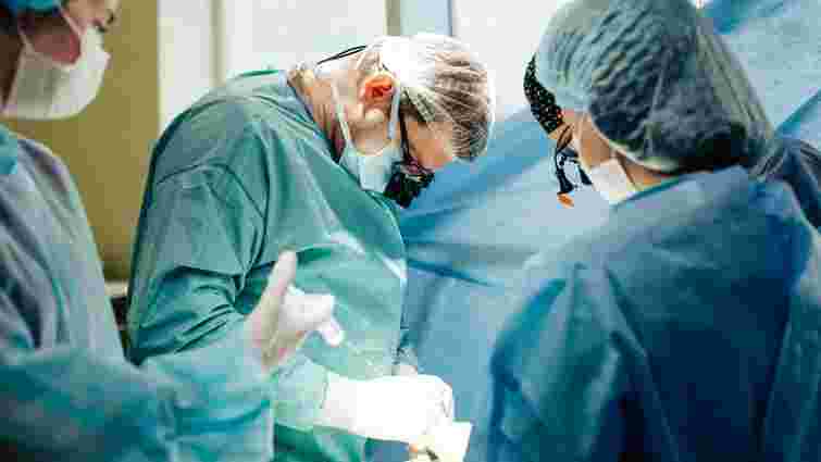 У Тернополі лікарі вперше унікальним методом вирізали пухлину на серці пацієнта