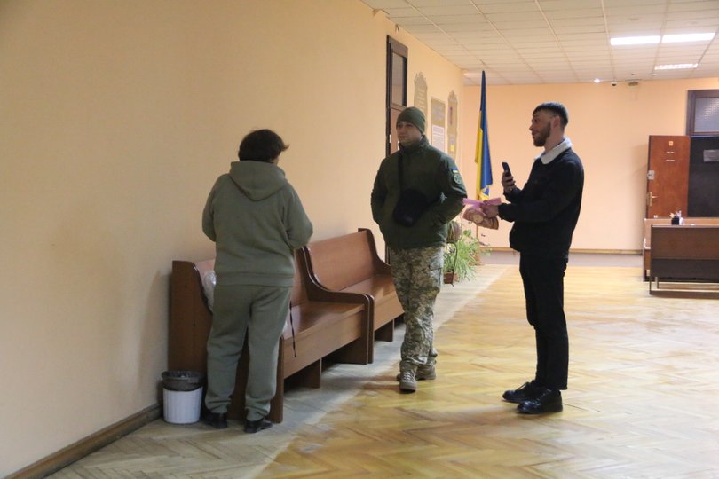 Новицькій намагались вручити сухарі (Фото ZAXID.NET)