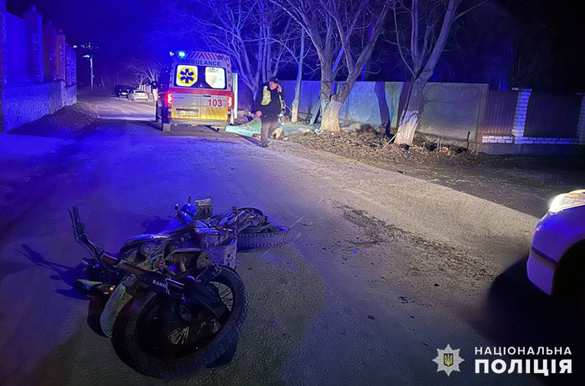 На Хмельниччині двоє підлітків на мотоциклі врізалися в дерево та загинули