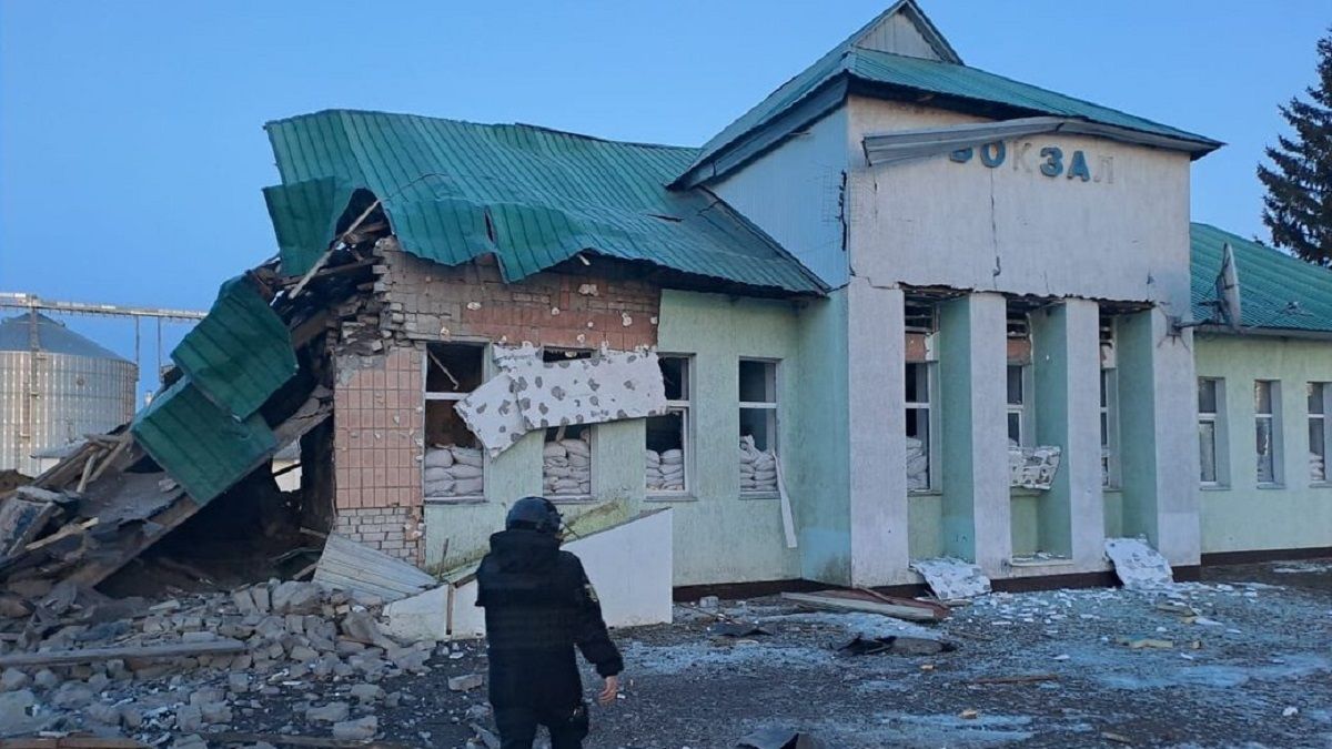 Внаслідок обстрілу залізничного вокзалу на Харківщині загинули дідусь з шестирічною онукою
