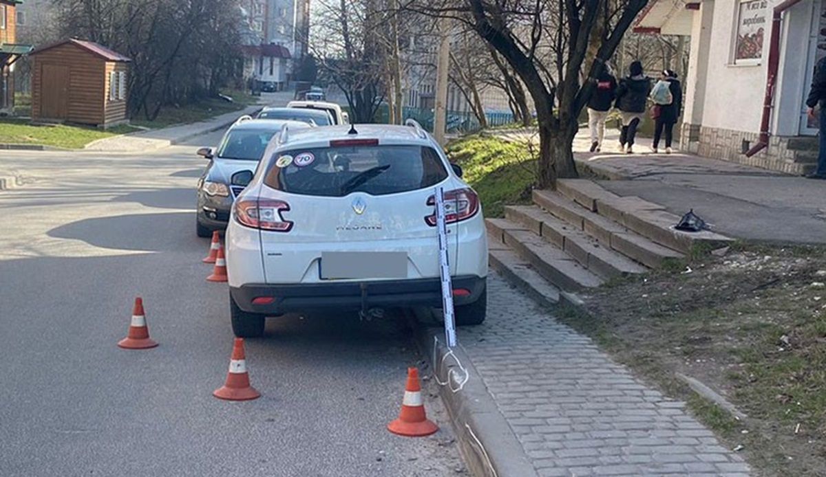У Тернополі водійка на тротуарі збила жінку з двома дітьми