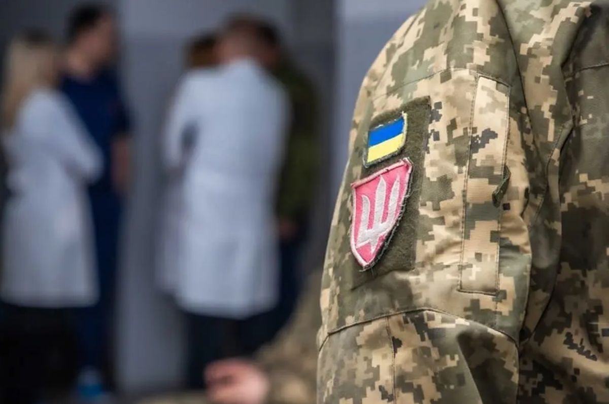 На Прикарпатті представниця ВЛК за хабар зробила непридатним до військової служби свого сина