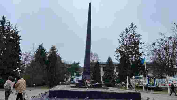 У центрі Володимира демонтують пам'ятник радянським окупантам