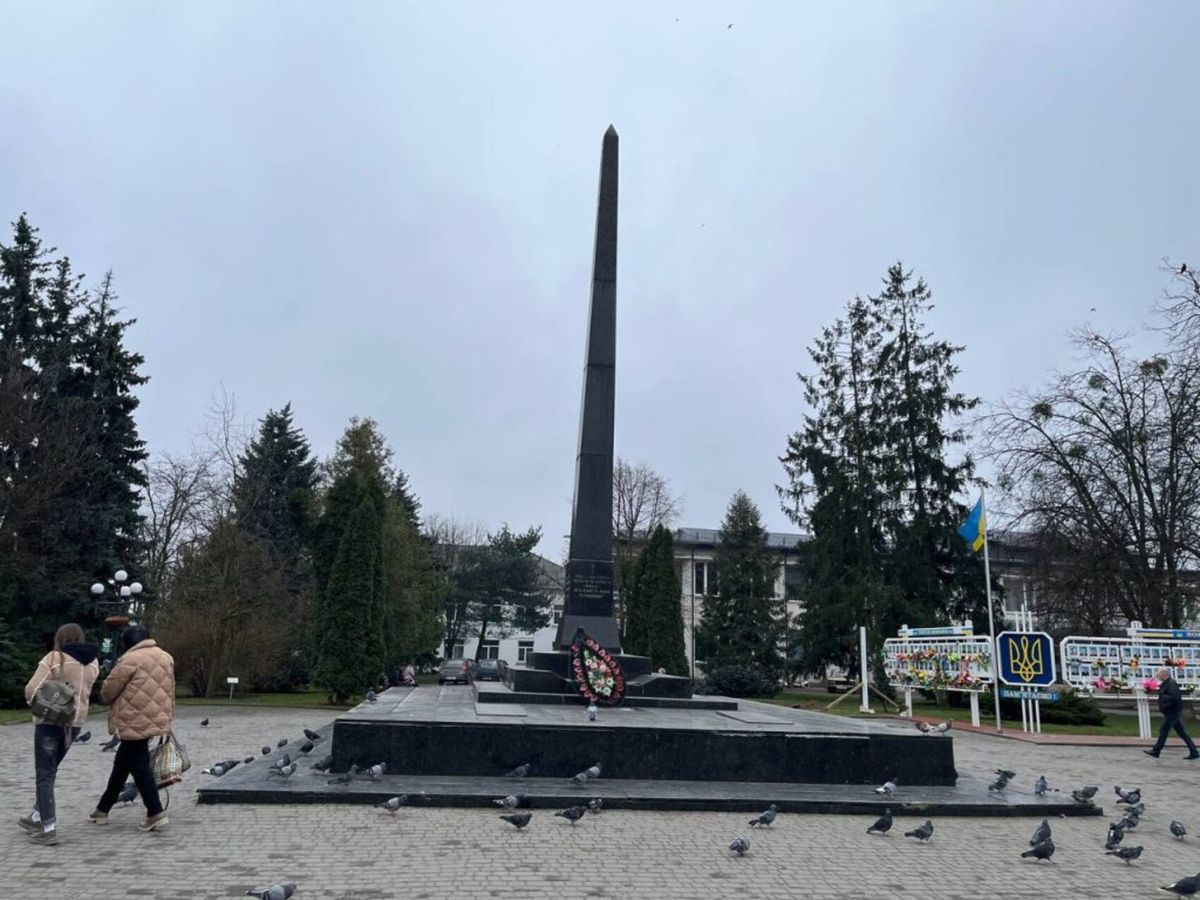 У центрі Володимира демонтують пам'ятник радянським окупантам