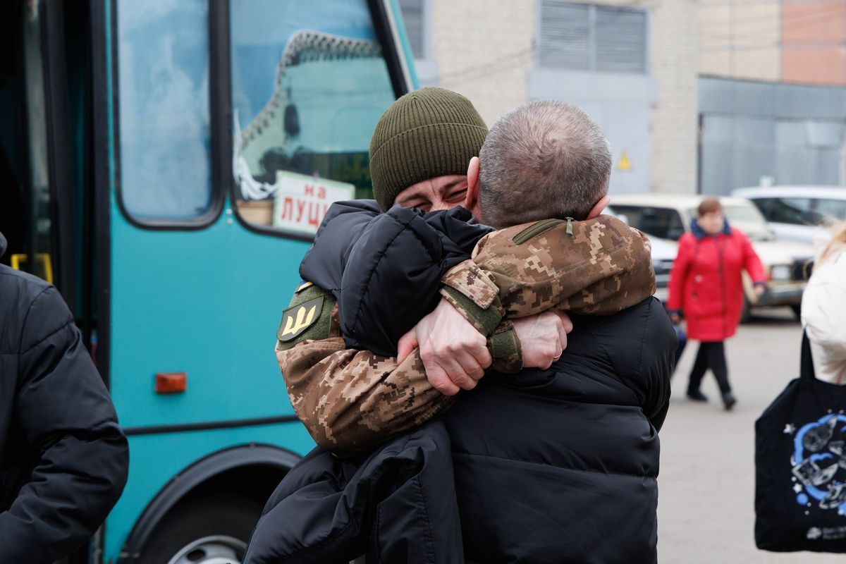 У Луцьку зустріли чотирьох звільнених із полону військовослужбовців