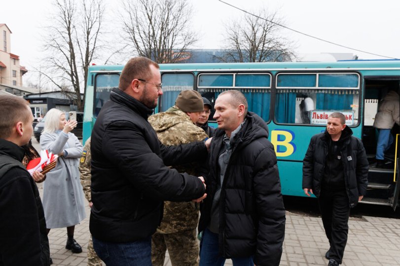 На автовокзалі в Луцьку зустріли чотирьох звільнених із російського полону військових (фото міської ради)