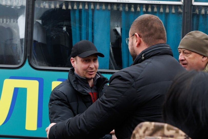 На автовокзалі в Луцьку зустріли чотирьох звільнених із російського полону військових (фото міської ради)