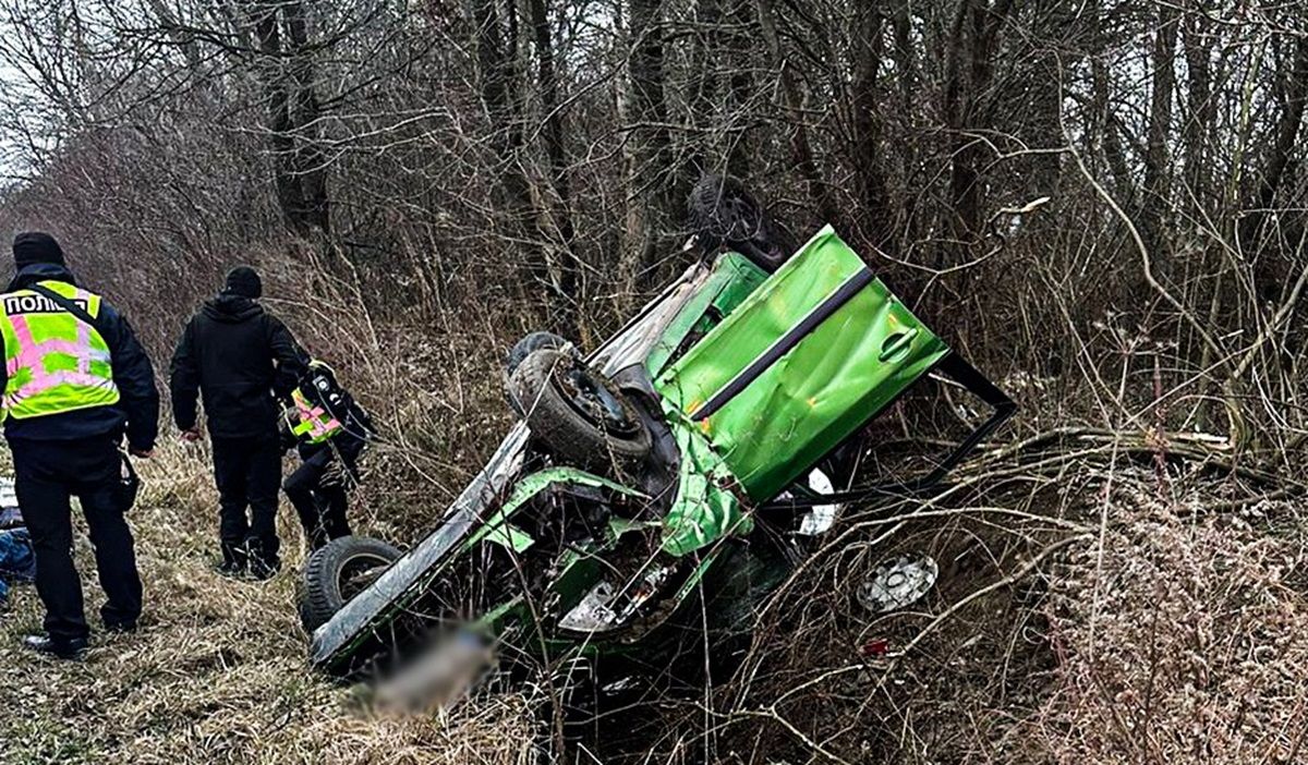У Чернівцях в ДТП через перевернутий автомобіль травми отримали двоє чоловіків