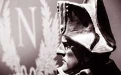 Популярний генерал проти політиків