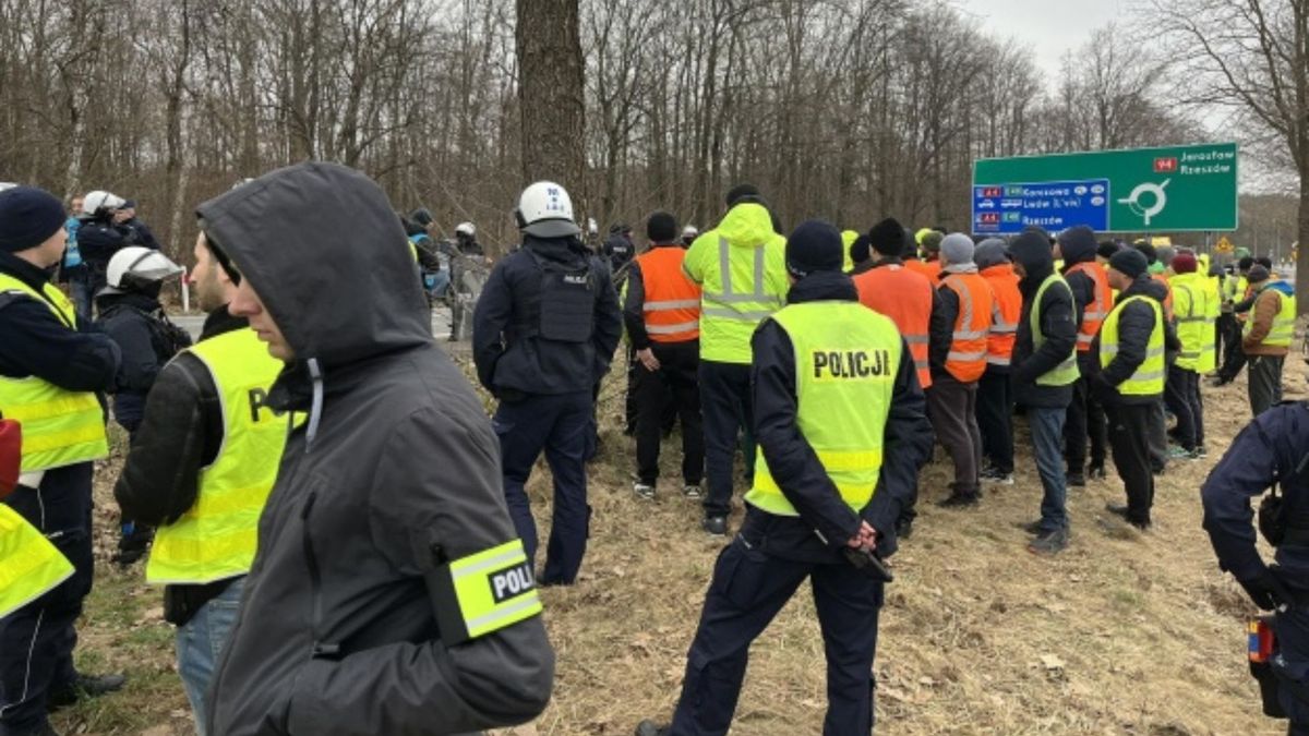 Польська поліція заблокувала українських перевізників на кордоні