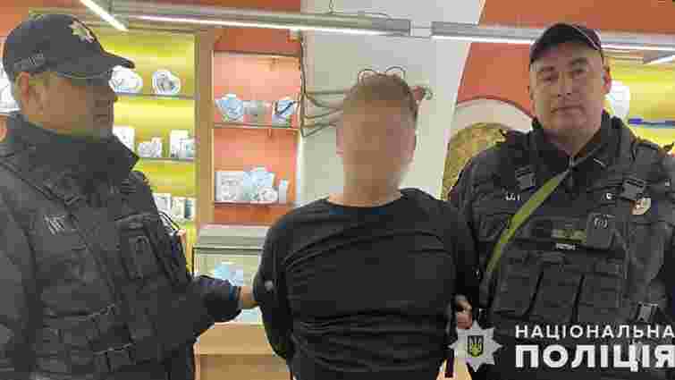Поліцейські оперативно затримали 28-річного грабіжника ювелірного магазину у центрі Львова