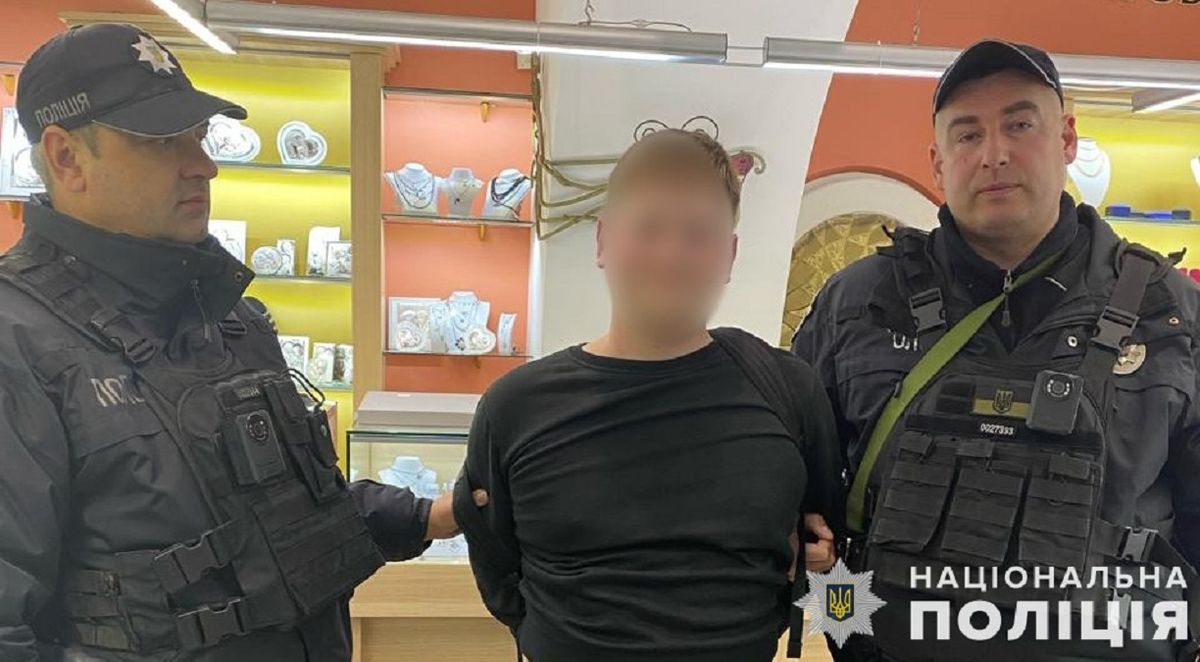 Поліцейські оперативно затримали 28-річного грабіжника ювелірного магазину у центрі Львова