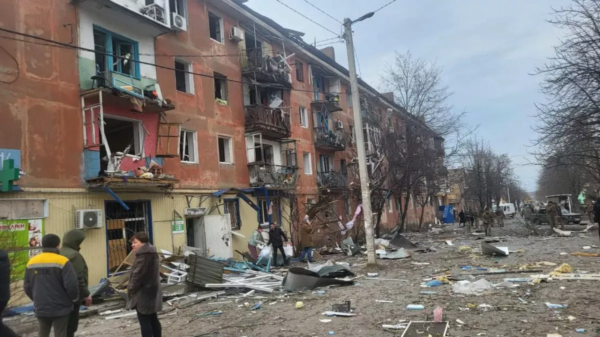 Росіяни вдарили авіабомбою по центру Курахового, 16 людей поранено