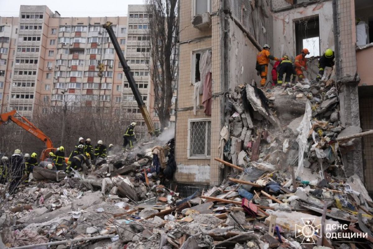 Під завалами зруйнованого росіянами будинку в Одесі знайшли тіла ще двох дітей