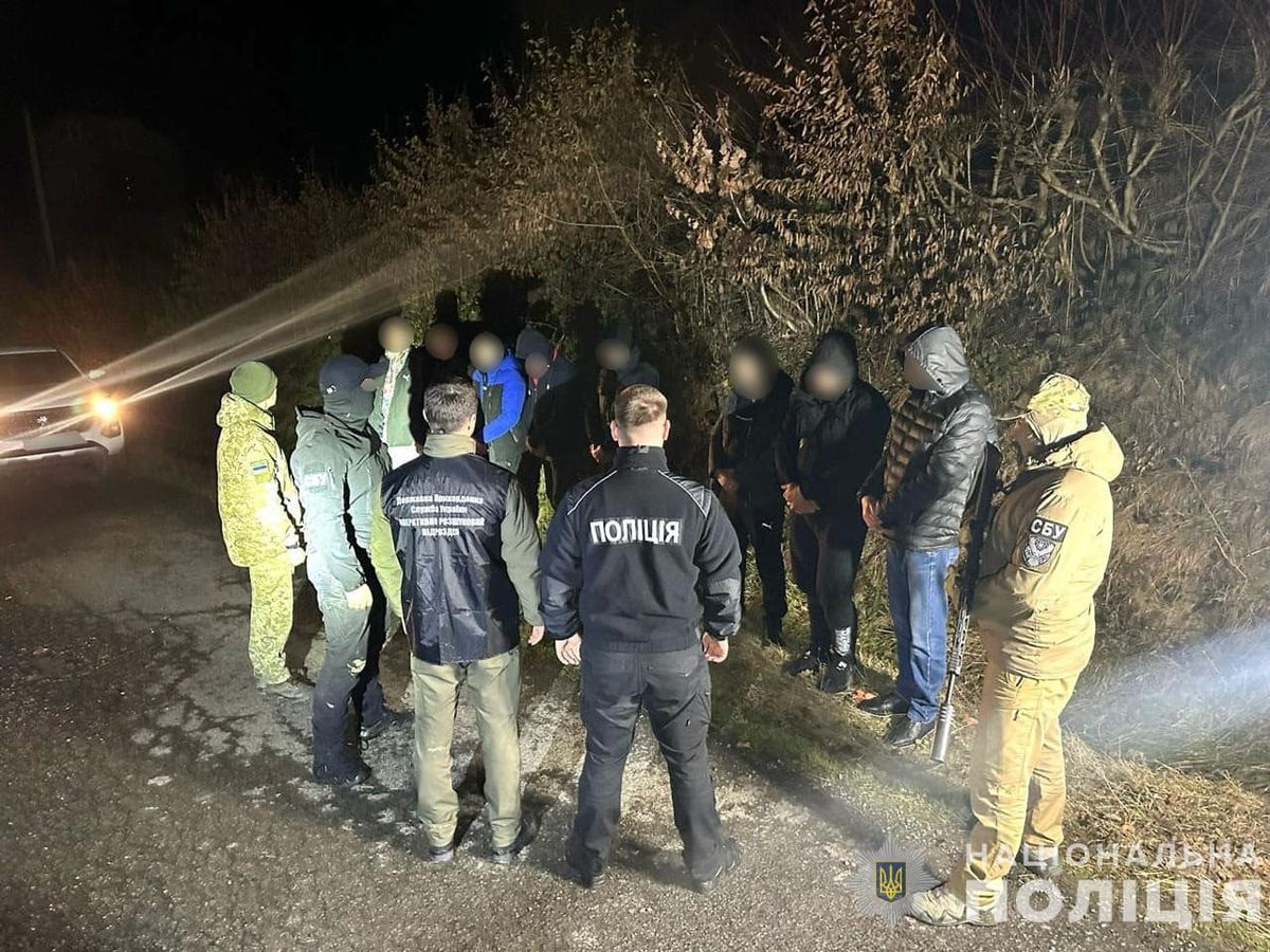 На Закарпатті затримали злочинну групу, яка щомісяця переправляла через кордон 20 ухилянтів