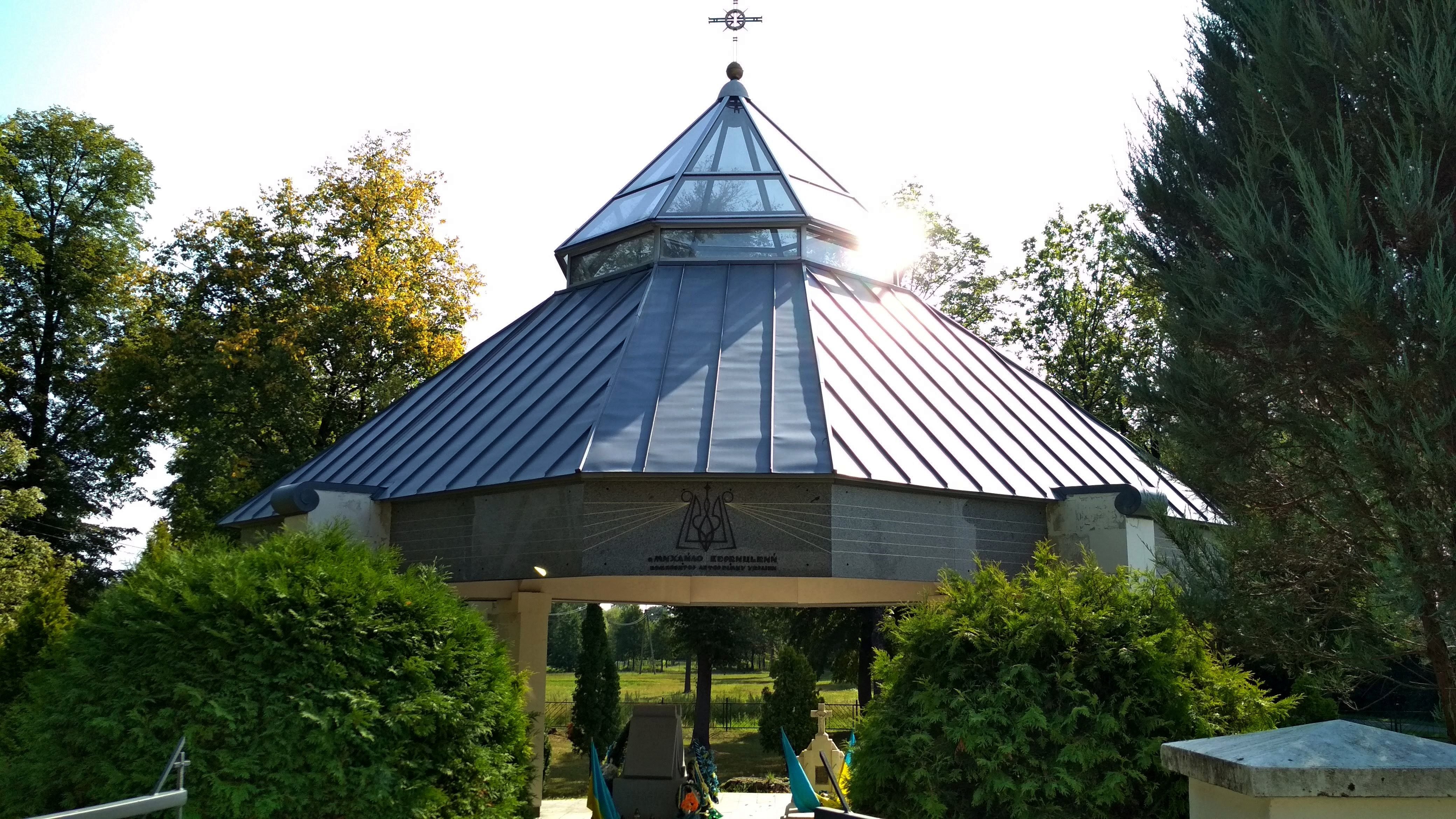 Могила Михайла Вербицького у Млинах (фото ZAXID.NET)