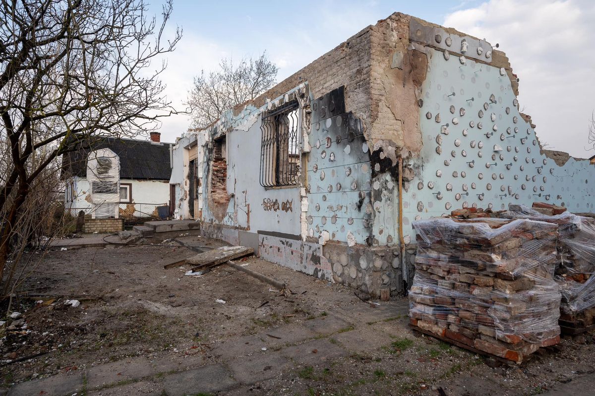На руїнах музею у Білогорщі презентували виставку «Знайти Романа Шухевича»