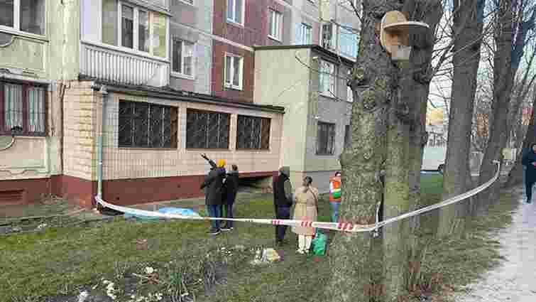 У Тернополі з вікна 8 поверху випала жінка і загинула
