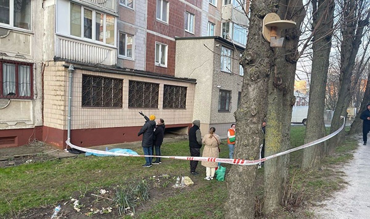У Тернополі з вікна 8 поверху випала жінка і загинула