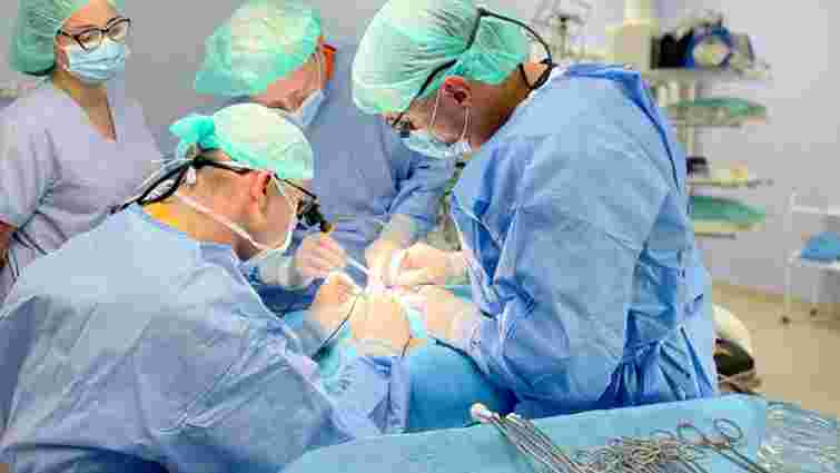 Львівські лікарі видалили 15-річному Артему з Одеси пухлину шиї, розміром як груша