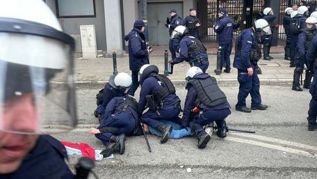 Під час протесту польських фермерів у Варшаві почалися сутички з поліцією, є поранені