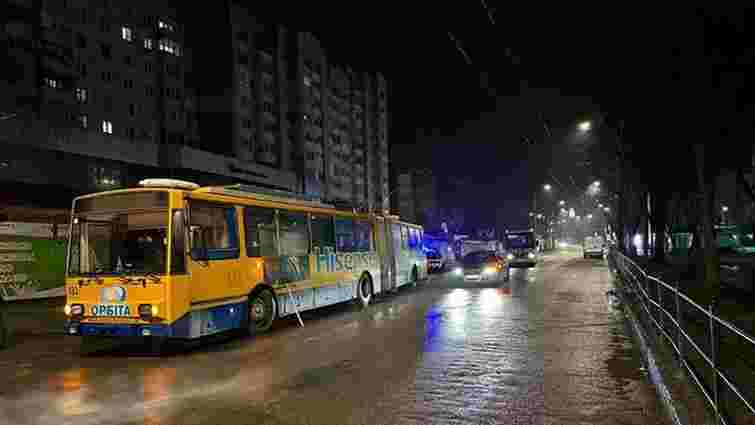У Тернополі в тролейбусі важко травмувалася кондукторка