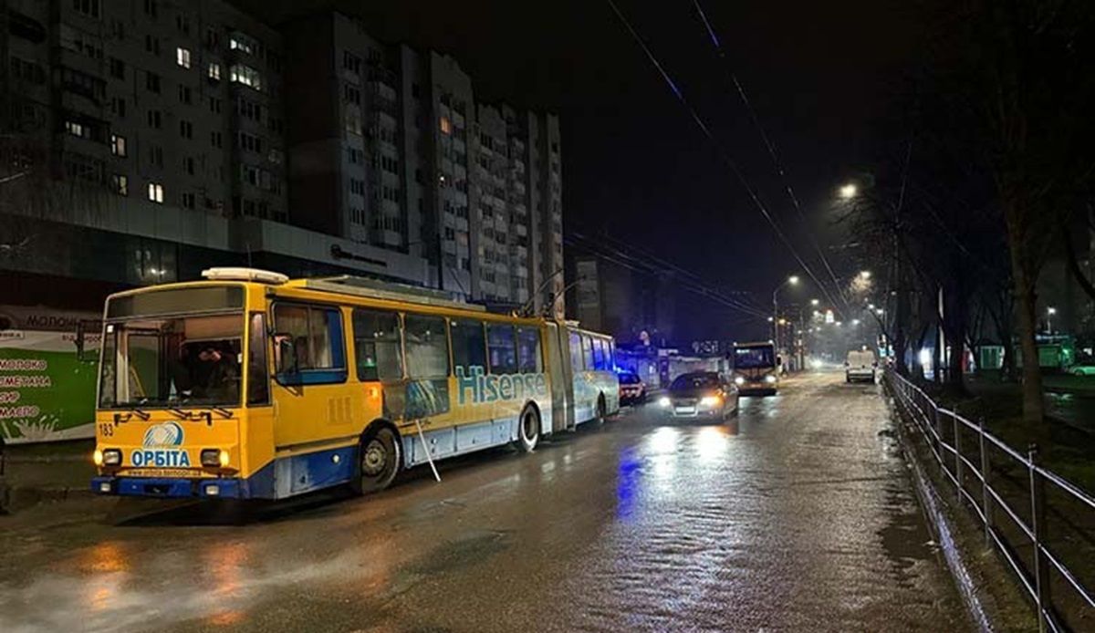 У Тернополі в тролейбусі важко травмувалася кондукторка