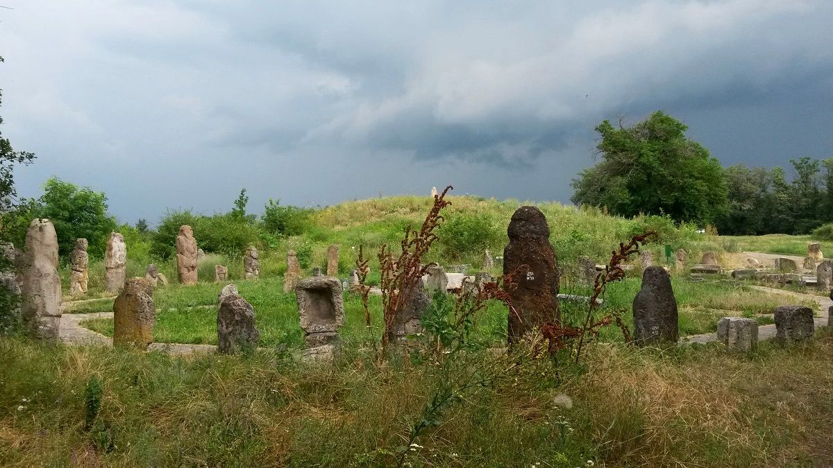 Кам’яні баби зі степу