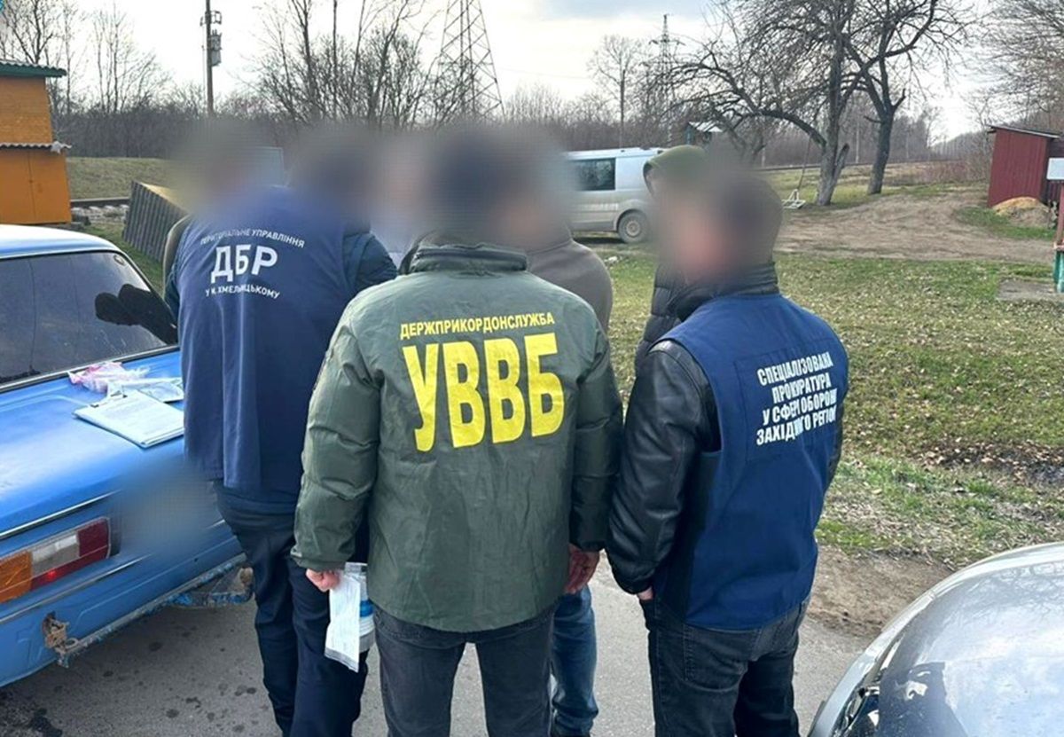 Чернівецький прикордонник за гроші допомагав ухилянту перетнути кордон з Молдовою